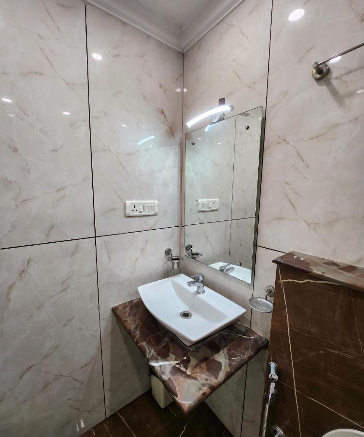 Capital O 6408 Hotel Delhi Heart 新德里 外观 照片